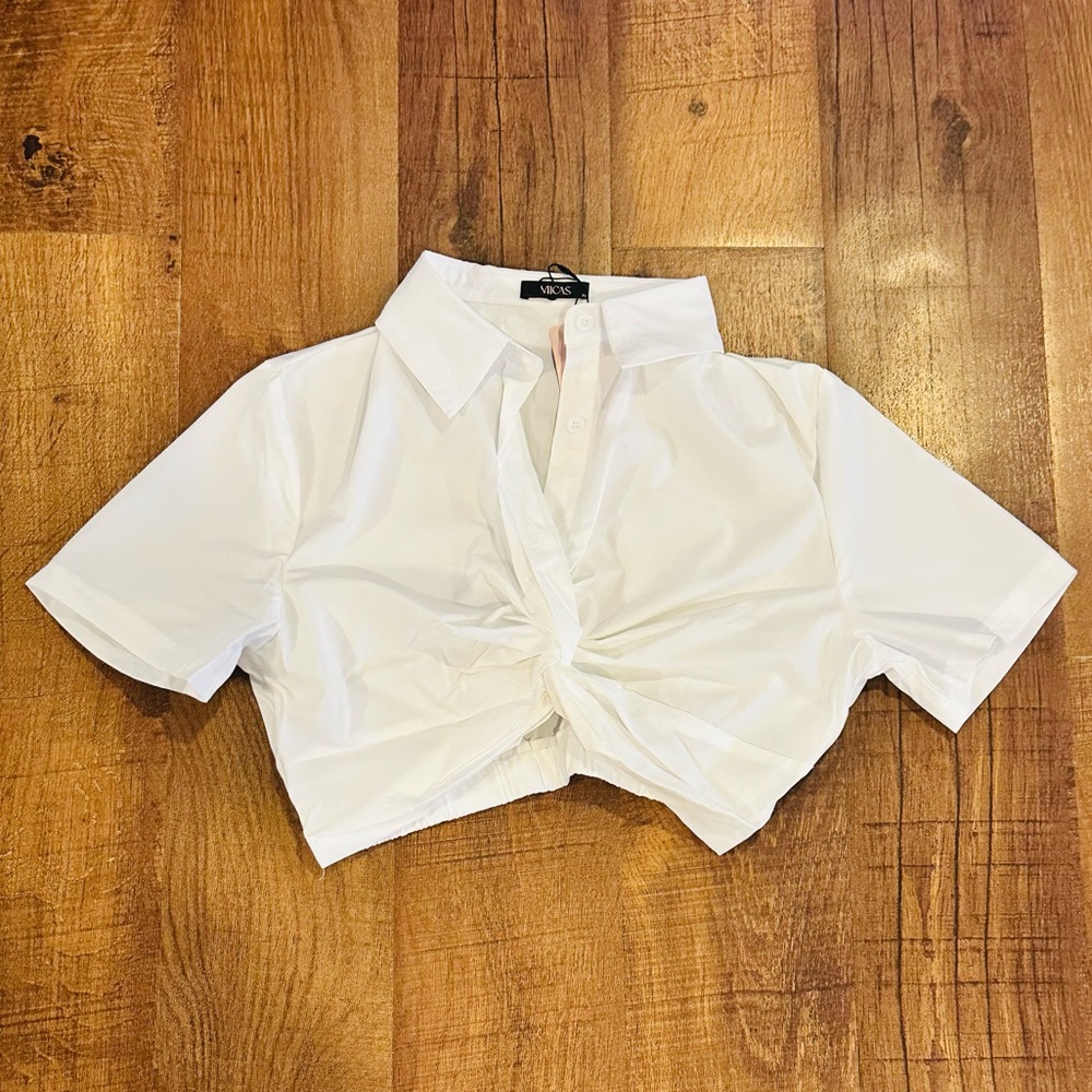Elegant White Collared Crop Top with Twist Front